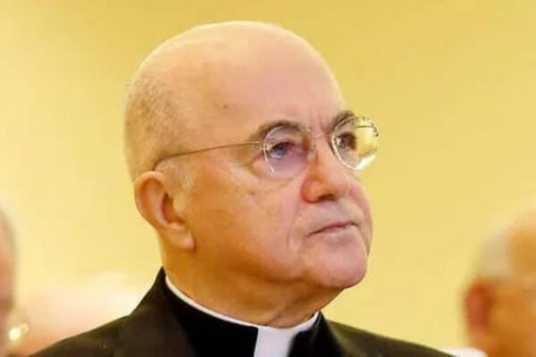 archevêque excommunié Pape