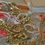 Bénin jeunes dames vol numéraire bijoux