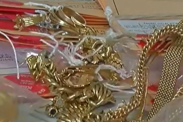 Bénin jeunes dames vol numéraire bijoux