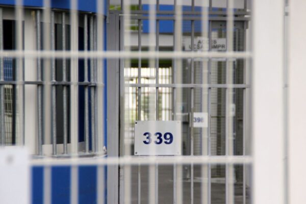 jeune fille enceinte co-détenu prison