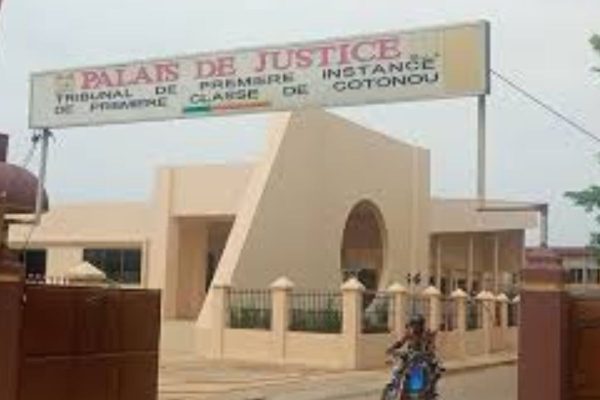 Tribunal Cotonou vol plombier