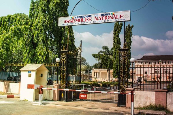 Bénin opposition salaires de Talon et Talata