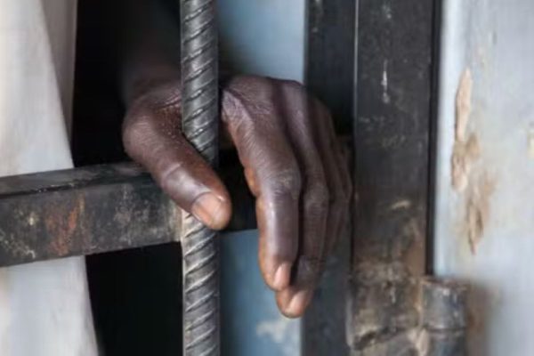 Bénin instituteur vi0l élèves mineures