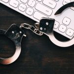 Cybercriminalité : deux présumés fraudeurs arrêtés à Ouèdo avec plus de 500 cartes SIM