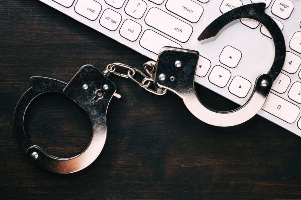 Cybercriminalité : deux présumés fraudeurs arrêtés à Ouèdo avec plus de 500 cartes SIM