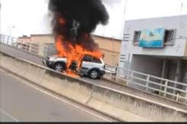 Cotonou : un incendie détruit entièrement un véhicule sur l’avenue Steinmetz