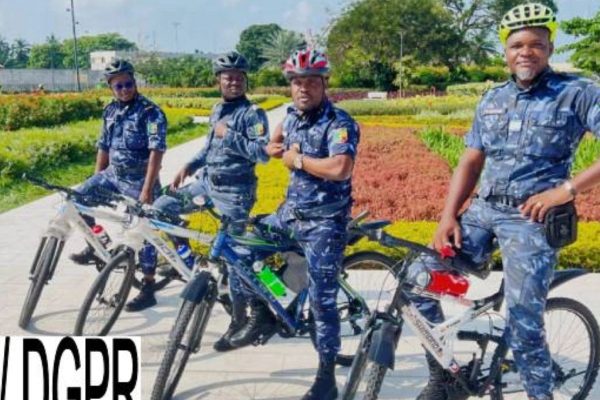 Cotonou : la police expérimente les patrouilles à vélo dans le 5e arrondissement