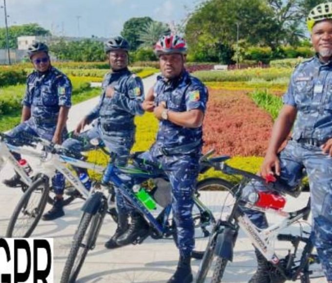 Cotonou : la police expérimente les patrouilles à vélo dans le 5e arrondissement