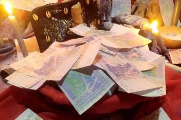 D’Abomey au Gabon : la folle quête d’un “portefeuille magique” inspirée par Facebook