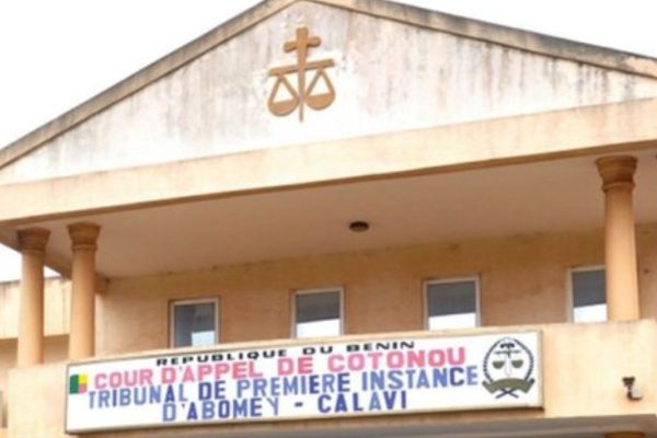 Abomey-Calavi : une femme jugée pour des millions de francs CFA